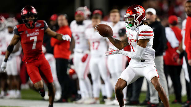 Houston Cougars wide receiver Nathaniel Dell (1) catches a pass in the fourth quarter during the American Athletic Conference championship football game against the Cincinnati Bearcats, Saturday, Dec. 4, 2021, at Nippert Stadium in Cincinnati. The Cincinnati Bearcats won, 35-20. Houston Cougars At Cincinnati Bearcats Aac Championship Dec 4